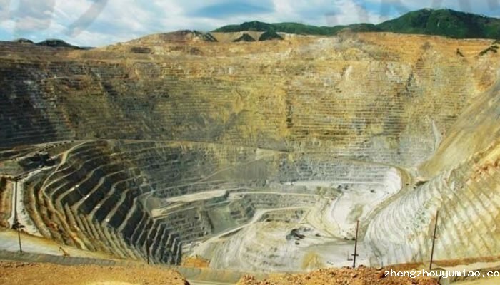 立式冲击taptap国际版下载地址在矿山开采中的应用