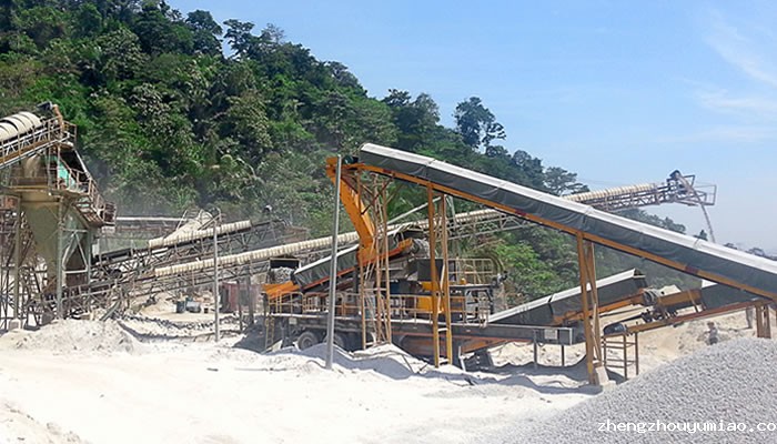 马来西亚建筑骨料用移动式破碎筛分生产线01